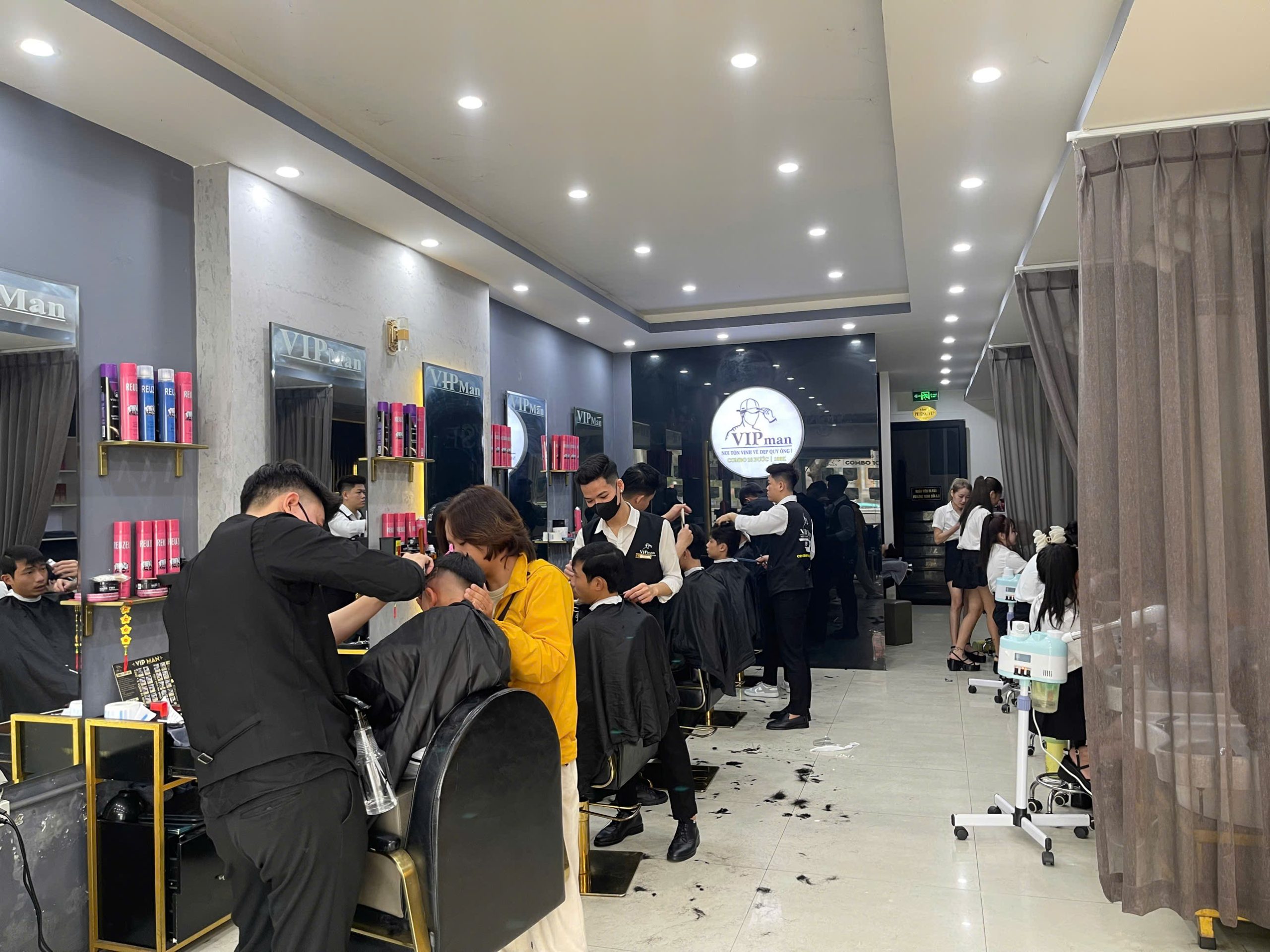 Không gian salon tóc nam VIPMAN đẹp hiện đại ở Huế